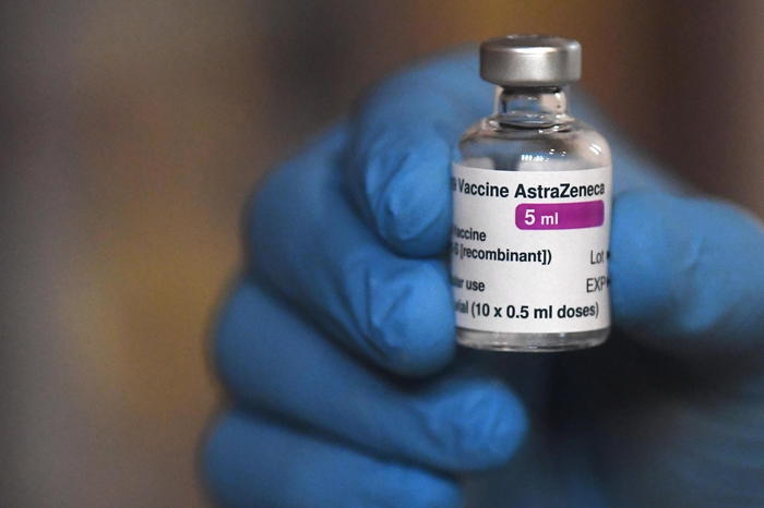Vaccini: circolare del Ministero, ok AstraZeneca fino a 65 anni