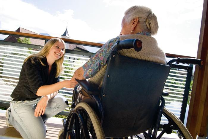 Vaticano: serve svolta,assistere gli anziani nelle loro case