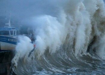 Venti d’uragano in Francia. Altra super tempesta si abbatte nelle coste europee