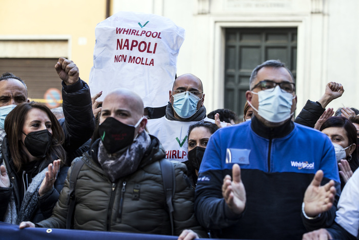 Whirlpool: sindacati, impegno Giorgetti su licenziamenti