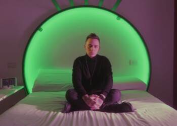 “Errore 404”, il nuovo videoclip di Akes tra amori virtuali e cyber alienazione