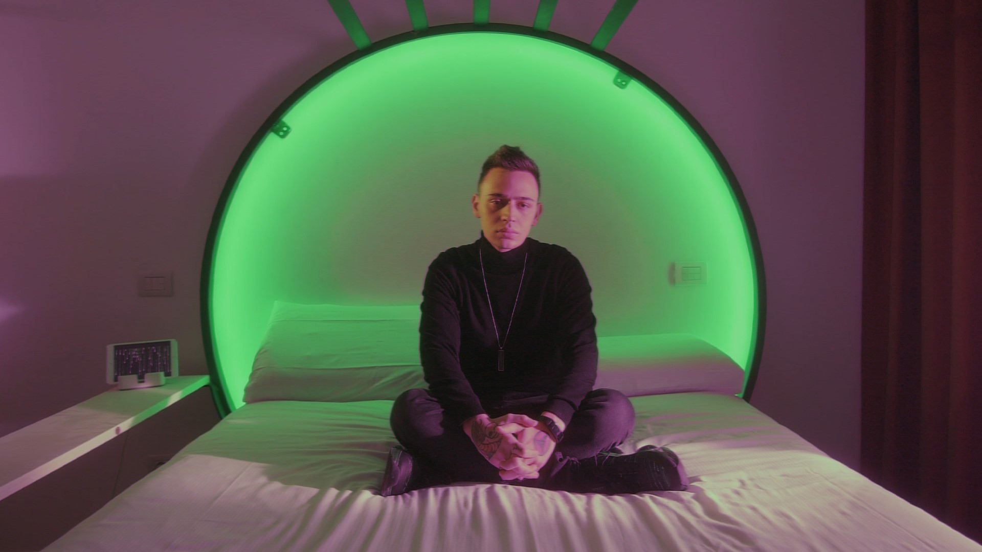 “Errore 404”, il nuovo videoclip di Akes tra amori virtuali e cyber alienazione