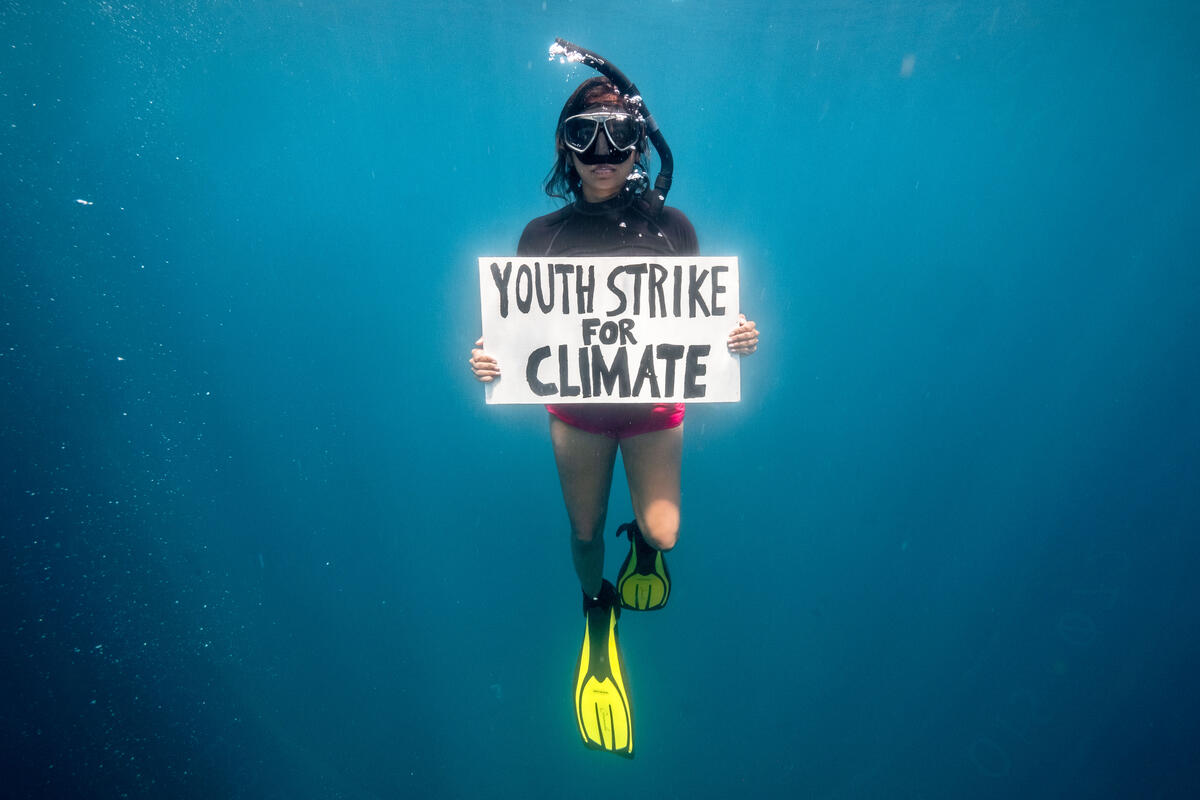 SCIOPERO PER IL CLIMA, ATTIVISTA FRIDAYS FOR FUTURE PROTESTA SOTT’ACQUA CON GREENPEACE PER CHIEDERE PROTEZIONE OCEANI E AZIONI CONTRO CRISI CLIMATICA
