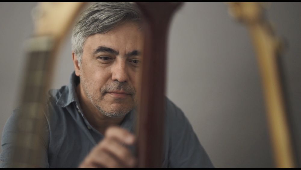 Oggi esce il videoclip del nuovo brano del cantautore milanese “Via da qui per un po’ di più”