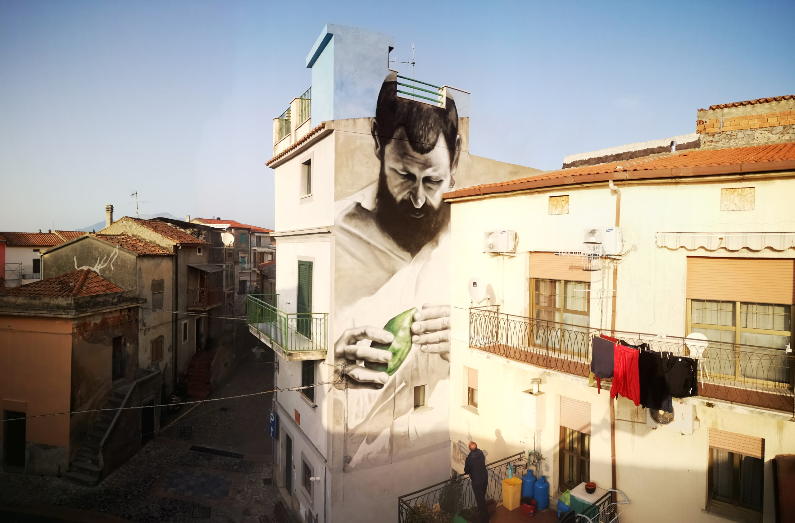 “Perì ‘etz hadar” – Il primo grandioso MURALE di Antonino Perrotta per LAOS – Operazione Street Art