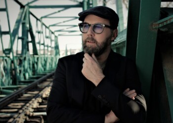 Paolo Vallesi ospite alla serata finale del Festival di Sanremo, festeggia 30 anni di carriera con il nuovo singolo Giovane per Sempre