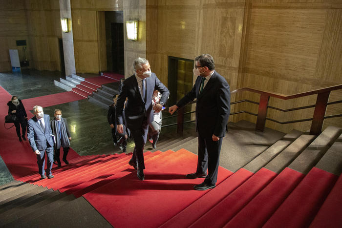 Alitalia, Giorgetti: ‘Decollo per l’estate, non remare contro’