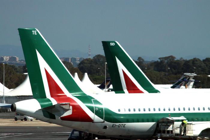 Alitalia: gli stipendi ancora non sono stati pagati