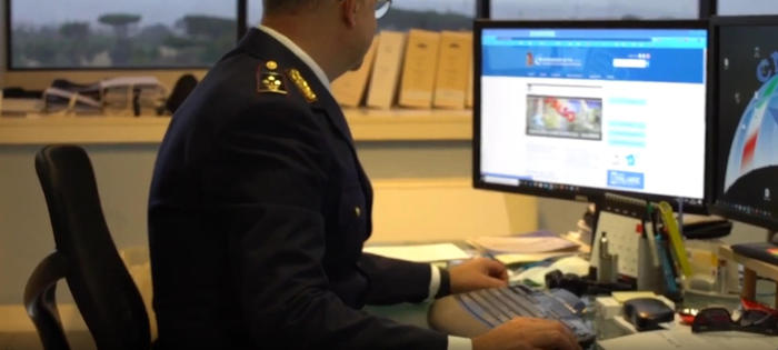 Allerta Polizia Postale su falsa nota Aifa e sms vaccini