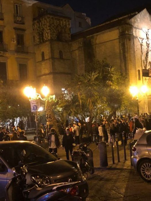 Assembramenti nel Napoletano, fuggi fuggi ad arrivo polizia