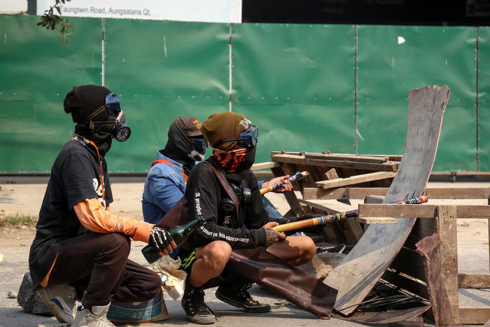 Birmania: soldati cercano di rubare corpo bimba uccisa ieri