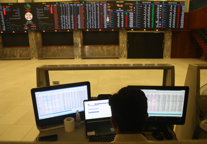 Borsa: Europa apre in calo, cede Francoforte