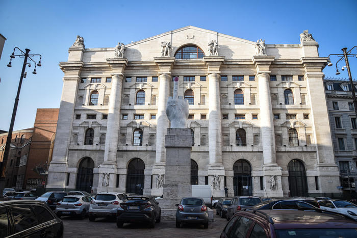 Borsa: Milano apre in calo, -0,09%