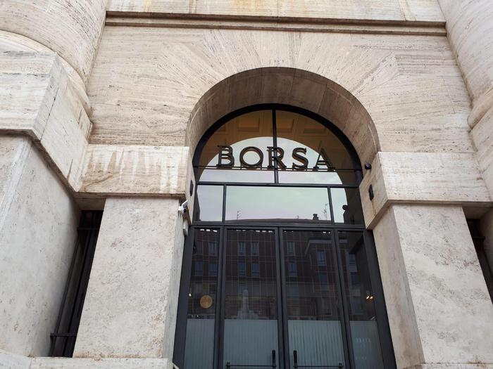Borsa: Milano apre in calo (-0,51%)