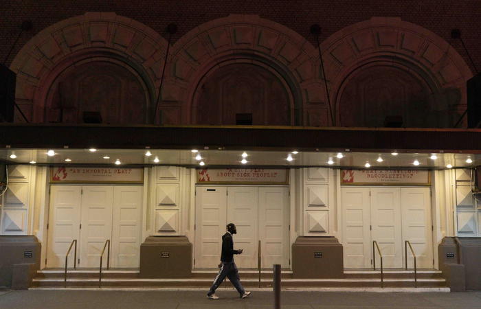 Broadway punta a riapertura, centri vaccini per dipendenti