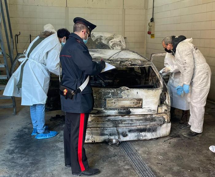 Cadaveri carbonizzati nel Ferrarese, pallini trovati nei corpi