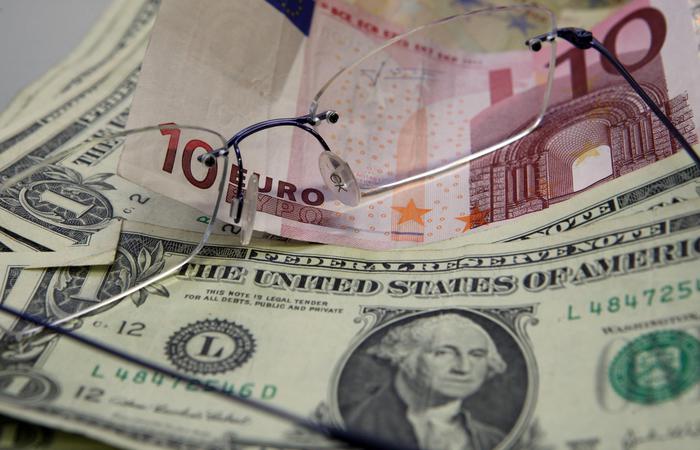 Cambi: euro ancora in calo, scende sotto 1,19 dollari
