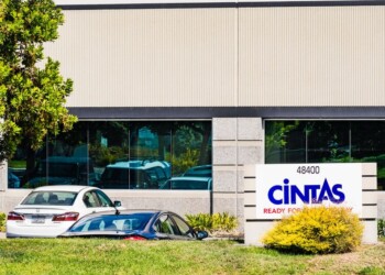 Cintas Corp supera le stime degli analisti per utili e ricavi nel Q3