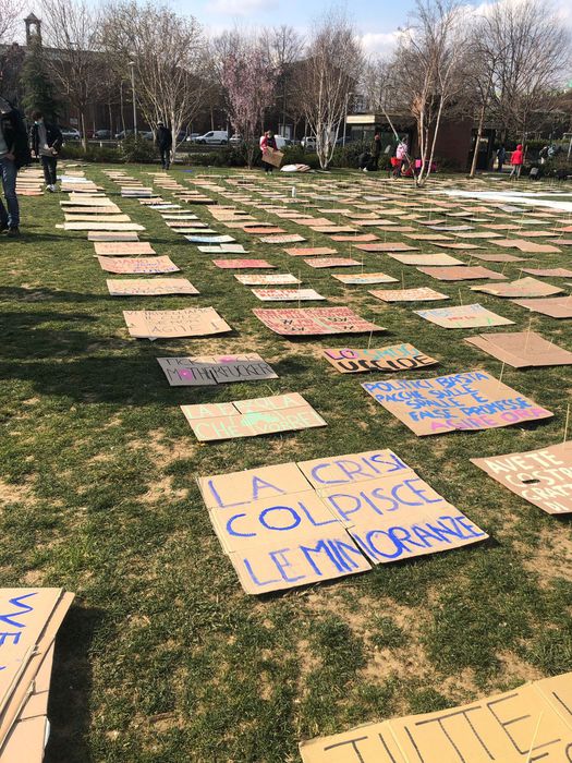Clima: a Torino migliaia di cartelli Fridays for Future