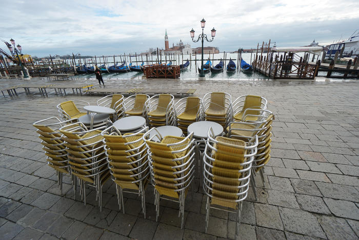 Confcommercio: consumi febbraio -12,2%, alberghi -70%