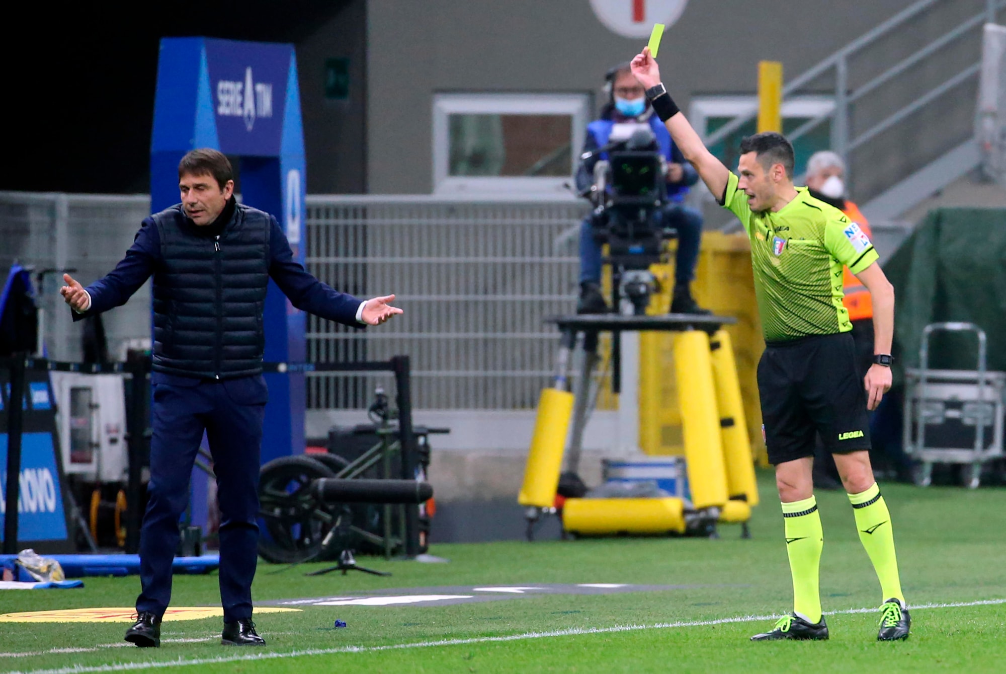 Conte ammonito per proteste: ecco che cosa ha detto all'arbitro