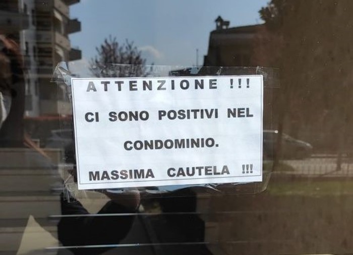 Covid: cartello in condominio, ‘attenzione ci sono positivi’
