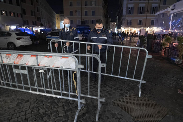 Covid: folla in zone movida a Roma, chiusure e multe