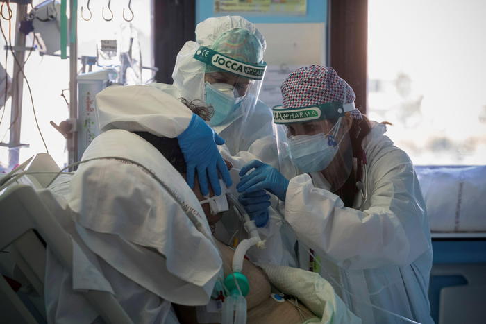 Covid: i morti in Spagna sono più di 70.000