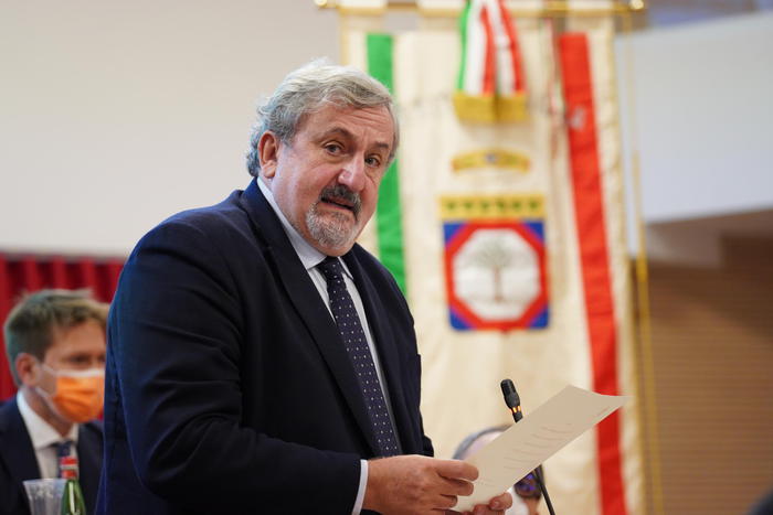 Covid: in Puglia stop a seconde case, negozi chiusi alle 18