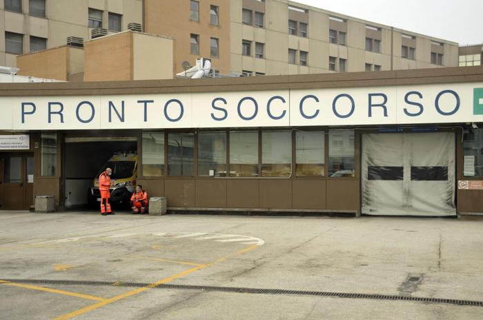 Covid, ospedale Ancona strapieno, pazienti dirottati altrove