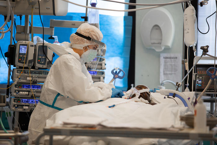 Covid: risalgono casi,ancora 460 morti e 300 in rianimazione