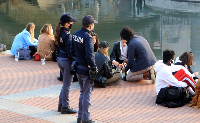 Covid:a Milano domenica rossa,poca gente in Darsena e centro