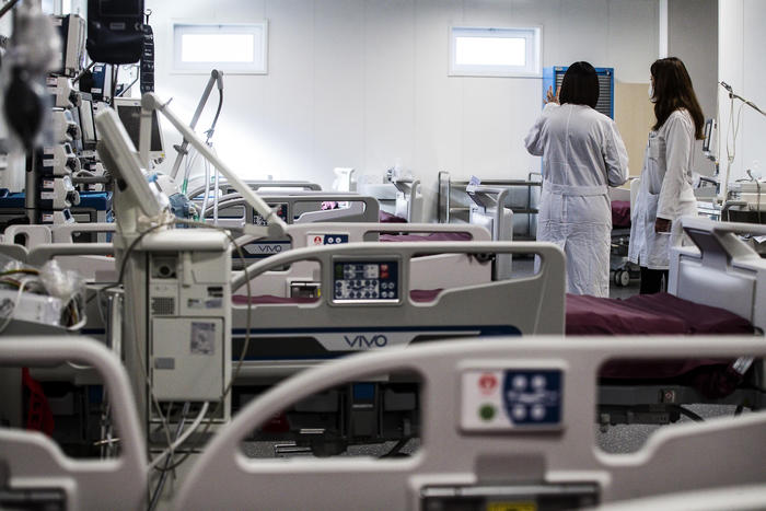 Covid:quasi 24mila positivi e ancora 457 morti, +48 ricoveri