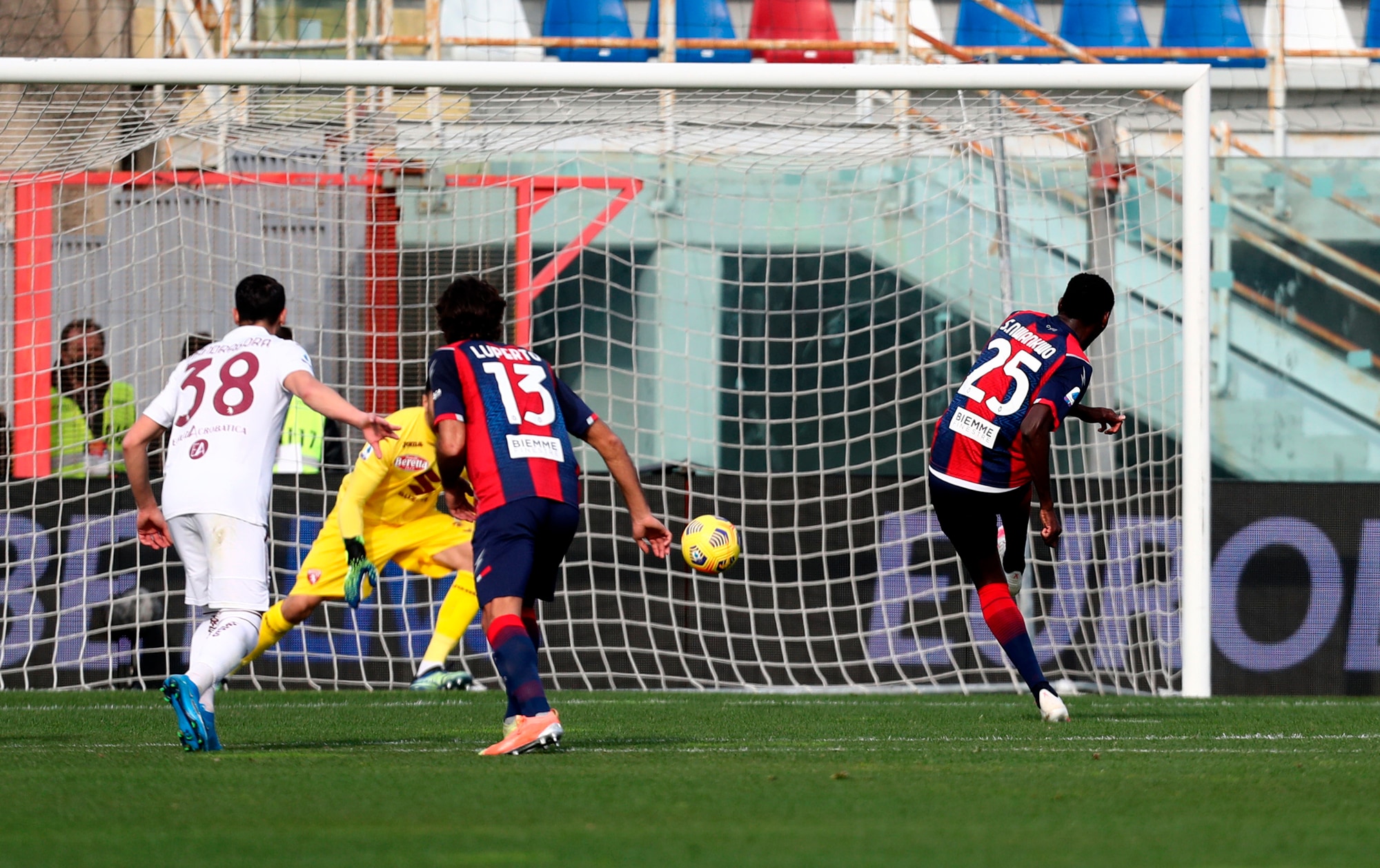 Torino ko a Crotone: 4-2 con rosso a Rincon