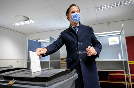 Olanda: exit poll, liberali di Rutte in testa con 35 seggi