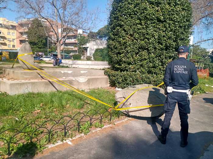 Divelto a Roma monumento Walter Rossi, accertamenti in corso
