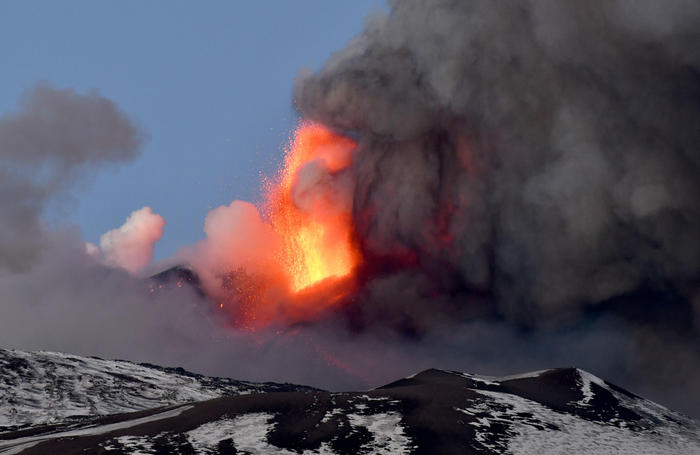 Etna: parossismo da cratere Sud-Est,fontana di lava e cenere