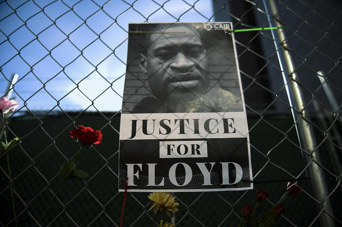 Floyd: giudice ripristina l’accusa di omicidio di terzo grado