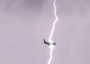Fulmine si schianta sull’aereo: ecco cosa succede a bordo. Il video