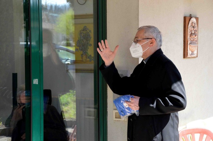 Giovani cestisti donano risparmi a casa di riposo