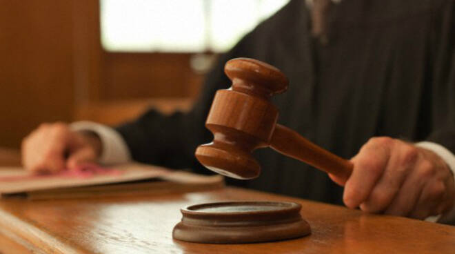 Reggio Emilia, Giudice De Luca: illegittimi dpcm anti-pandemia, violano costituzione  e assolve coppia di ‘trasgressori’