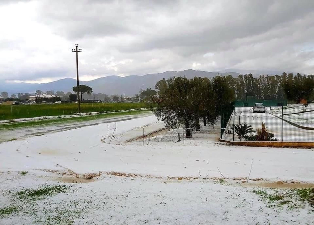 Accumuli notevoli di grandine anche nel Lazio. Immagine da Latina Scalo