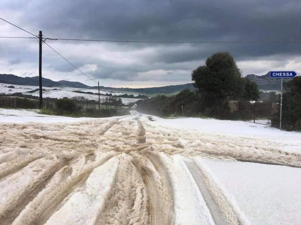 Grandinata come fosse neve sul nord Sardegna, nei pressi di Luogosanto