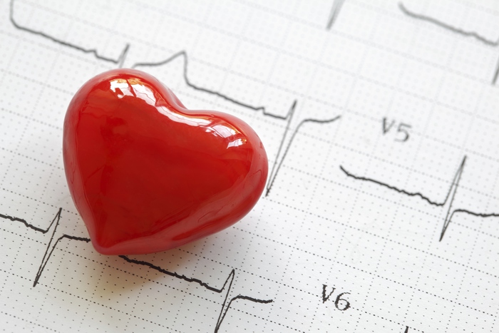 Si tratta di una classe di farmaci che agisce inibendo i recettori beta-adrenergici e inducendo la riduzione della frequenza cardiaca e della pressione arteriosa.