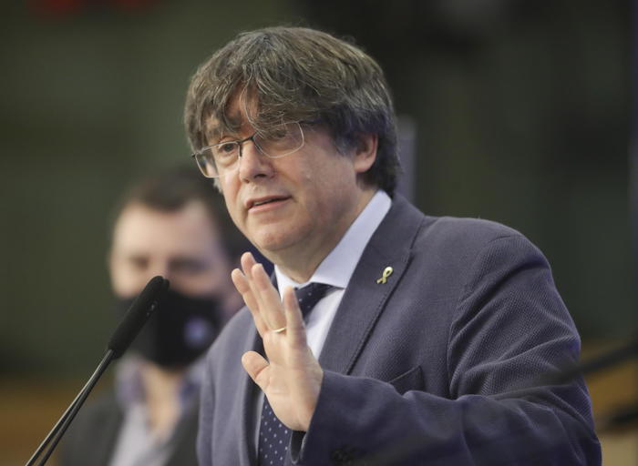 Il Parlamento europeo revoca l’immunità a Puigdemont