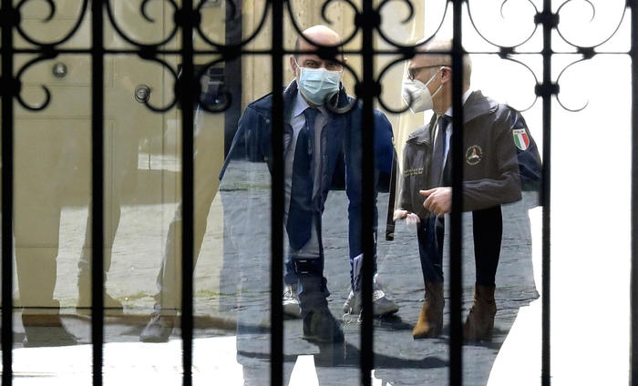 Il piano vaccini non decolla, Draghi vede Figliuolo e Curcio