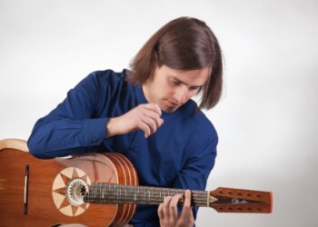 È uscito “The eclectic beating – Contemporary music for chitarra battente”, primo disco da solista di Marcello De Carolis