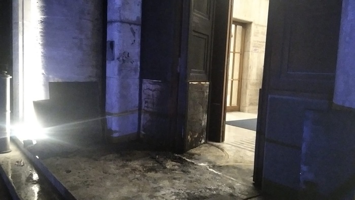 Incendiato portone dell’Istituto Superiore di Sanità a Roma
