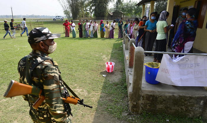 India: urne aperte in Bengala, bomba in un seggio elettorale