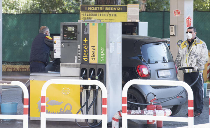 La benzina sale ancora, verde a 1,566 euro